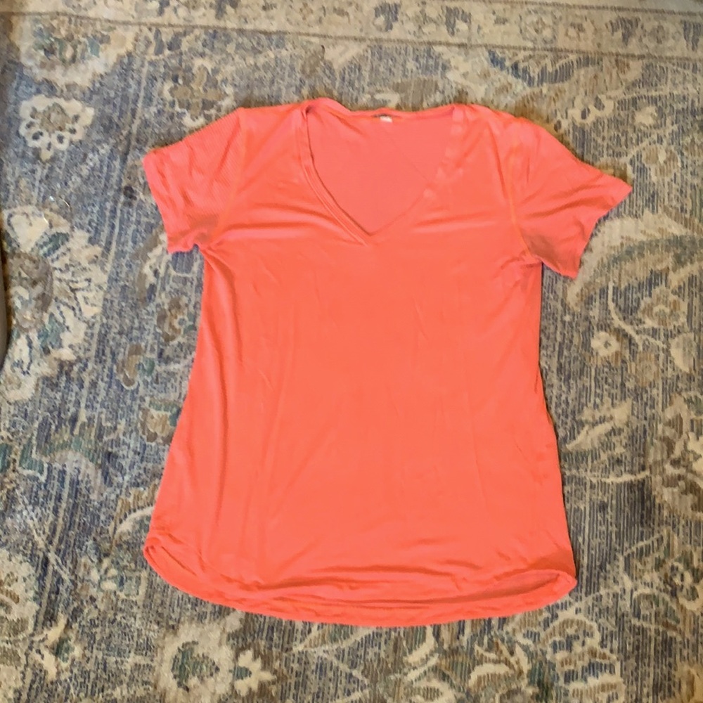 Lululemon Workout V with silver Tec fabric - Picture 1 of 3